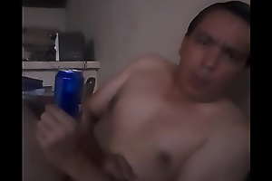 Desnudo tomando cerveza